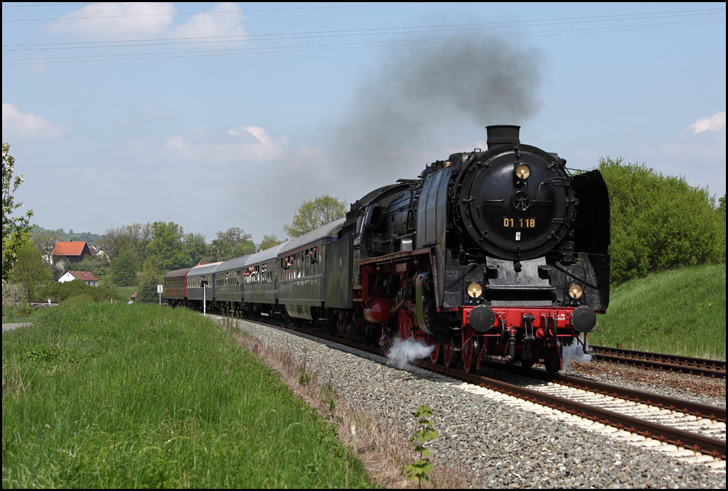 Meine Lieblingsdampflok 01 118 der  Historische Eisenbahn Frankfurt e.V. ist bei Untersteinach(b Stadtsteinach) mit ihrem Sonderzug auf dem Weg nach Neuenmarkt-Wirsberg. (22.05.2010)