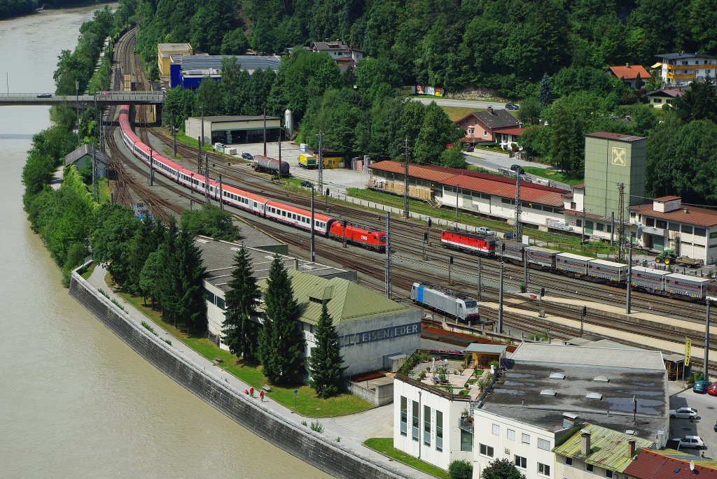 Meine Modellbahnanlage... :) Nein, Scherz. Blick von der Kufsteiner Festung runter auf die sdliche Ein-/Ausfahrt des Kufsteiner Bahnhofs. Aufgenommen am 13.07.2010.