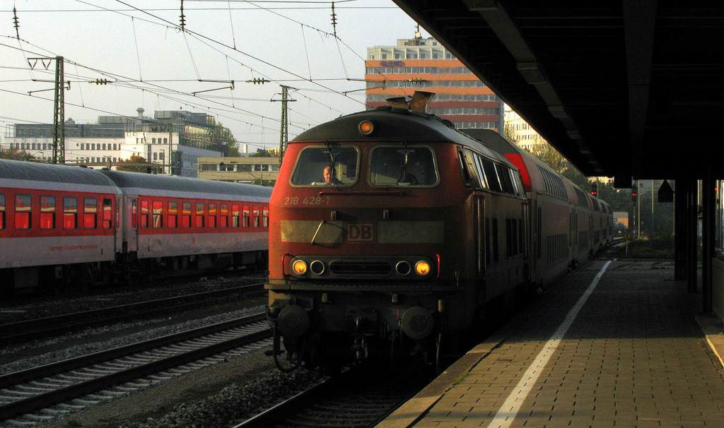 Meine neue Serie mchte ich dann mit meinem ersten Bild einer 218er beginnen. Hier fhrt 218 421-8 mit ihrer RB nach Mhldorf in den Mnchener Ostbahnhof ein.