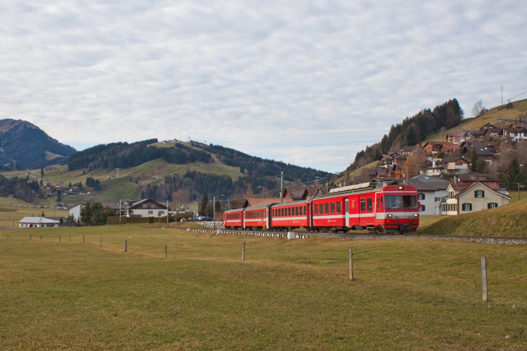 Meine Nummer 400 ist ein eher unscheinbares Bild einer ziemlich unscheinbaren Schmalspurbahn in der Ostschweiz. Es zeigt den BDe 4/4 43  Gonten  unterwegs als R 1097 (Gossau SG > Wasserauen) bei Gonten. Diese Bahn war fr mich als kleiner Junge immer besonders faszinierend. Bis zu diesem ersten anstndigen Foto mussten aber beinahe 20 Jahre vergehen... (29.November 2011)