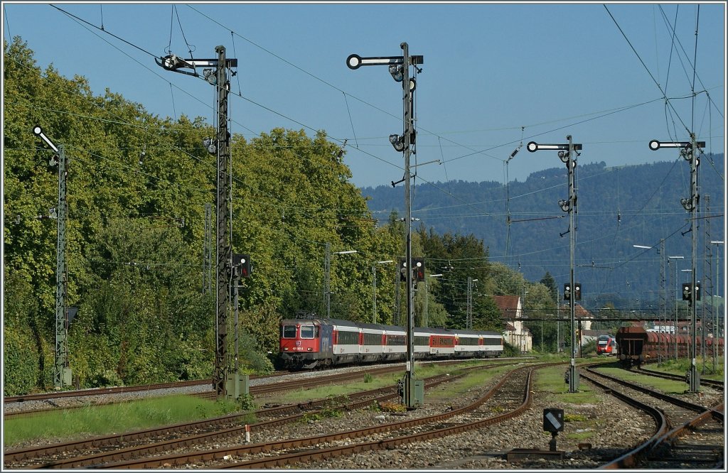 Meine Version vom  Lindauer (Reutin) Klassiker : Die Re 421 387-2 mit dem EC 195 vom Zrich nach Mnchen im Mastenwald der Formsignale.
Das Bild entstand am 21. September 2011 vom Bahnbergang beim Stellwerk aus. 
