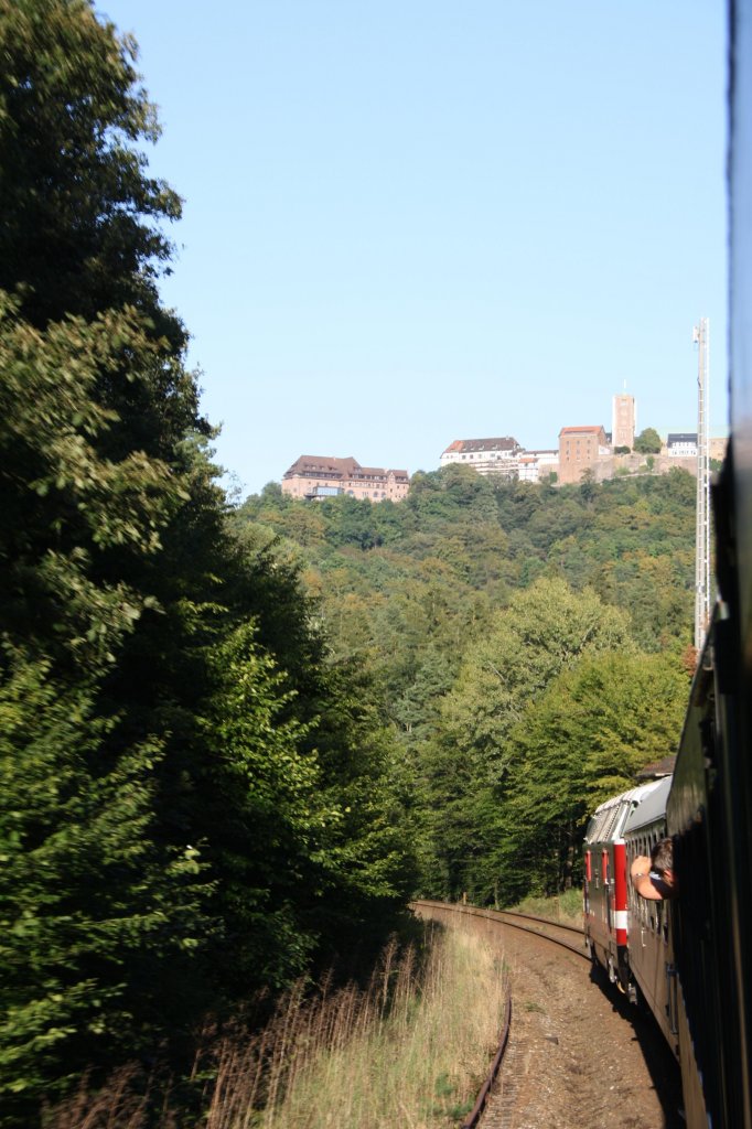 Meininer Sonderzug mit 118 770-7 auf der Rckfahrt nach Leipzig hier kurz vor Eisenach mit Wartburg im Hintergrund 03.09.2011