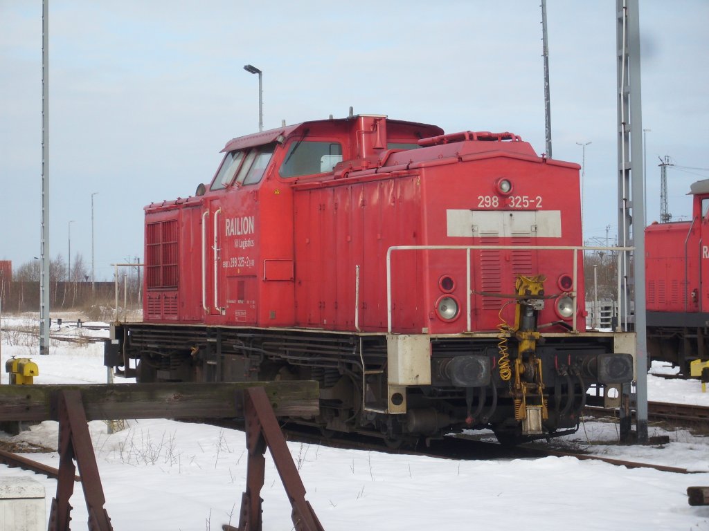 Meist trifft man 298 325 im Raum Stralsund wenn Diese mit bergaben zum Hafen oder nach Miltzow unterwegs ist,sonst verbringt die Lok Ihre freie Zeit in Mukran,wo sie dort abgestellt steht,so auch am 27.Februar 2010.