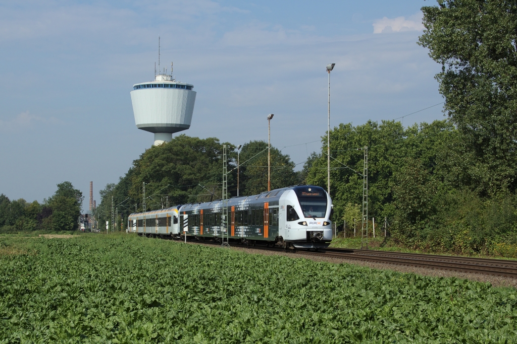 Meistens ist der RRX-Zug vom RE 13 unfotogen eingesetzt, hier fuhr er Richtung Hamm mal voraus, sodass es Mitte August 2011 mit einem Bild in Dlken geklappt hat