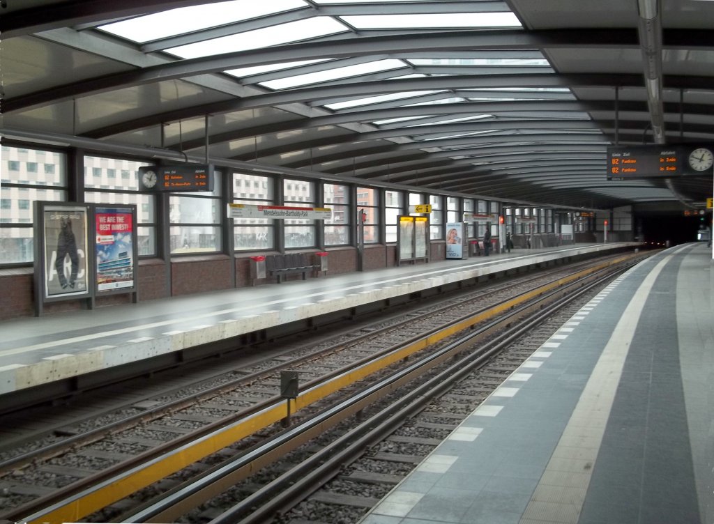 Mendelssohn-Bartholdy-Park (Station der U2), Bahnsteig, Blickrichtung Potsdamer Platz (31.03.2012)