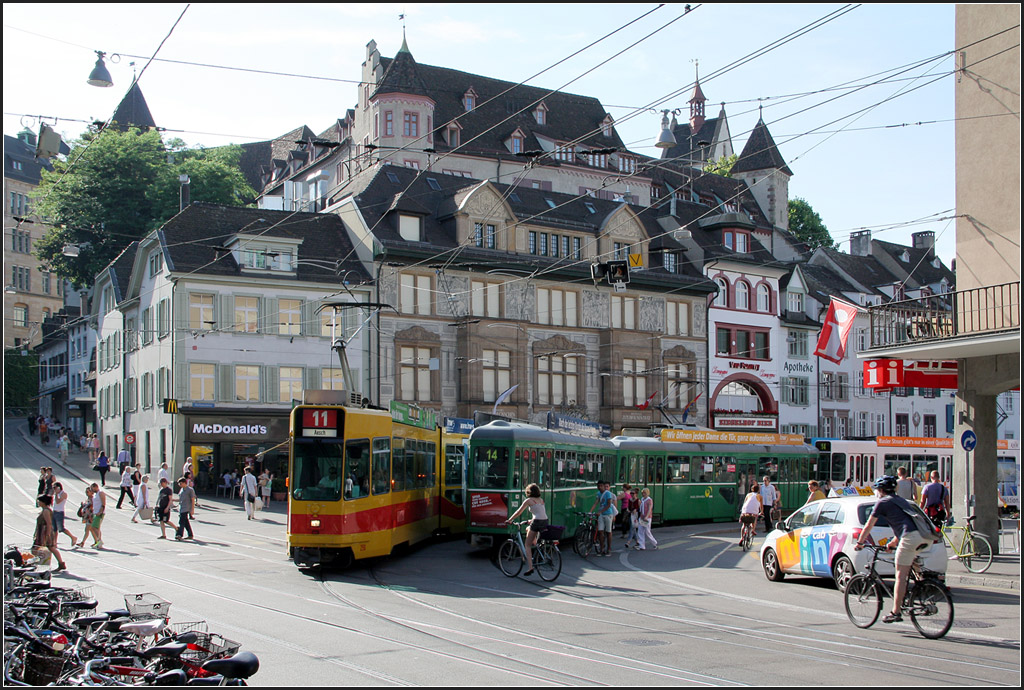 Menschen und Straßenbahnen - 

Reges Stadtleben am Basler Barfüsserplatz. 

19.06.2013 (M)