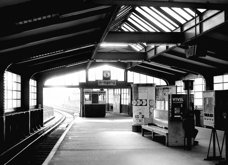 Menschenleerer Geisterbahnhof im Sommer 1979: die U-Bahnstation Gleisdreieck. Damals war nur der obere Bahnsteig der Linie U1 in Betrieb. Scan vom Negativ.