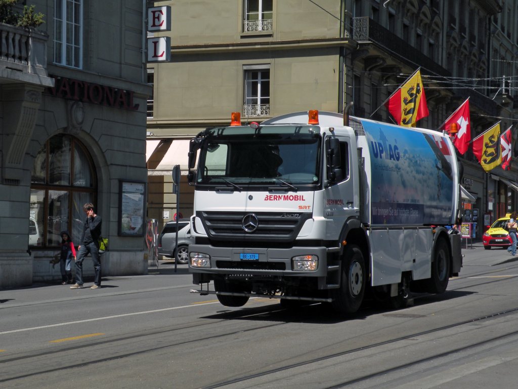 Mercedes Axor Schienenreinigungswagen von Bernmobil im Einsatz beim Bubenbergplatz in Bern. Die Aufnahme stammt vom 18.05.2011.