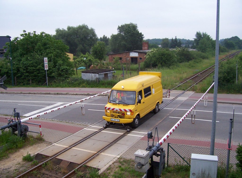 Mercedes Benz auf abwegen ??? Zur Beseitigung von Vegetation an der Strecke nach Zarretin �ber Wittenburg war am 20.06.2006 dieses Fahrzeug im Einsatz hier im Bahnhof Hagenow Stadt.