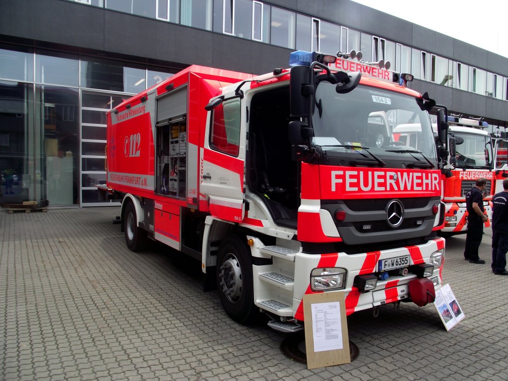 Mercedes Benz Axor alias Rstwagen Schiene der Berufsfeuerwehr Frankfurt in Kooperation mit der VGF am 15.06.13 beim Tag der Offenen Tr. Dieses Fahrzeug kann in ganz Frankfurt durch den Zweiwege Aufbau auf jeder Linie der VGF Zge abschleppen oder wieder aufgleisen