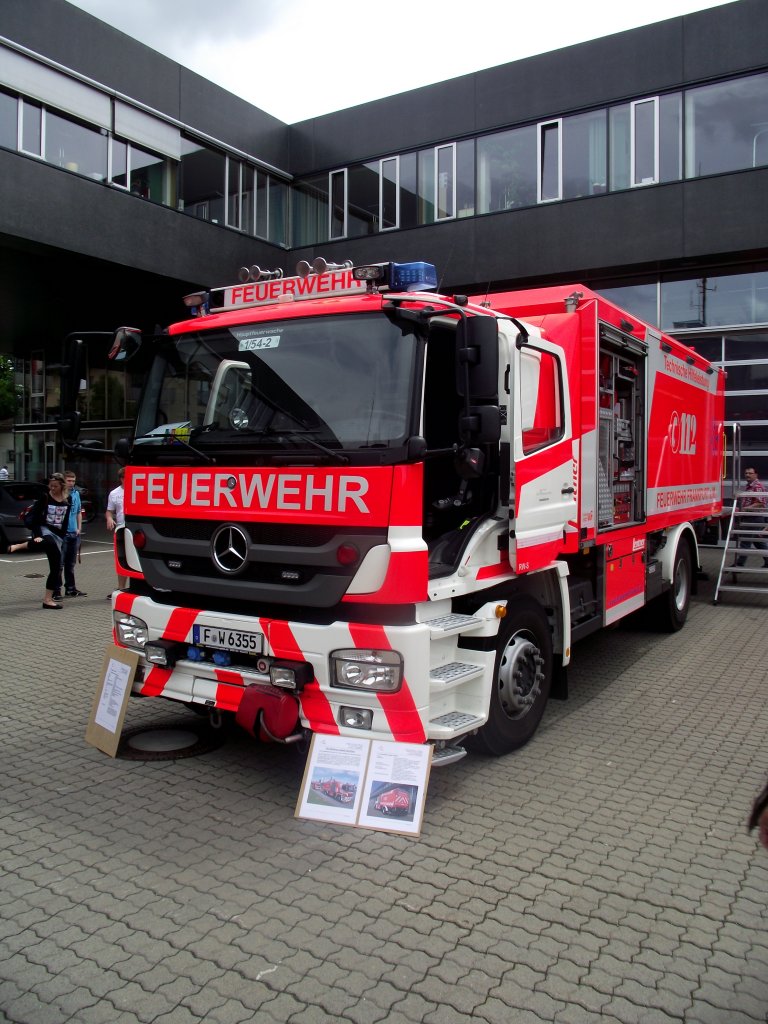 Mercedes Benz Axor Rstwagen Schiene der Berufsfeuerwehr Frankfurt in Kooperation mit der VGF steht am 15.06.13 beim Tag der Offenen Tr. Dieses Fahrzeug besitzt eine Zweiwege Einrichtung mit der man im gesamten Stadtgebiet Fahrzeuge der VGF abschleppen kann