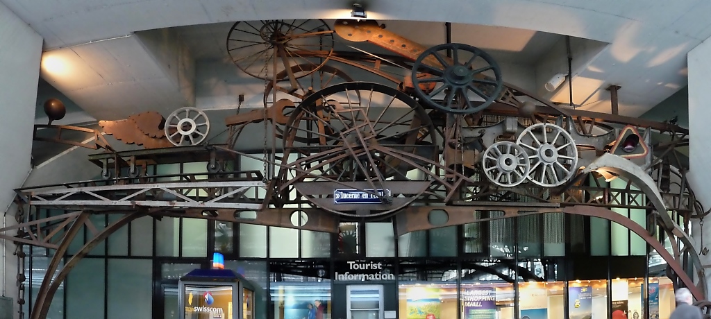 Merkwrdiges Kunstwerk aus alten Eisenbahnteilen im Bahnhof Luzern (2011-09-30).