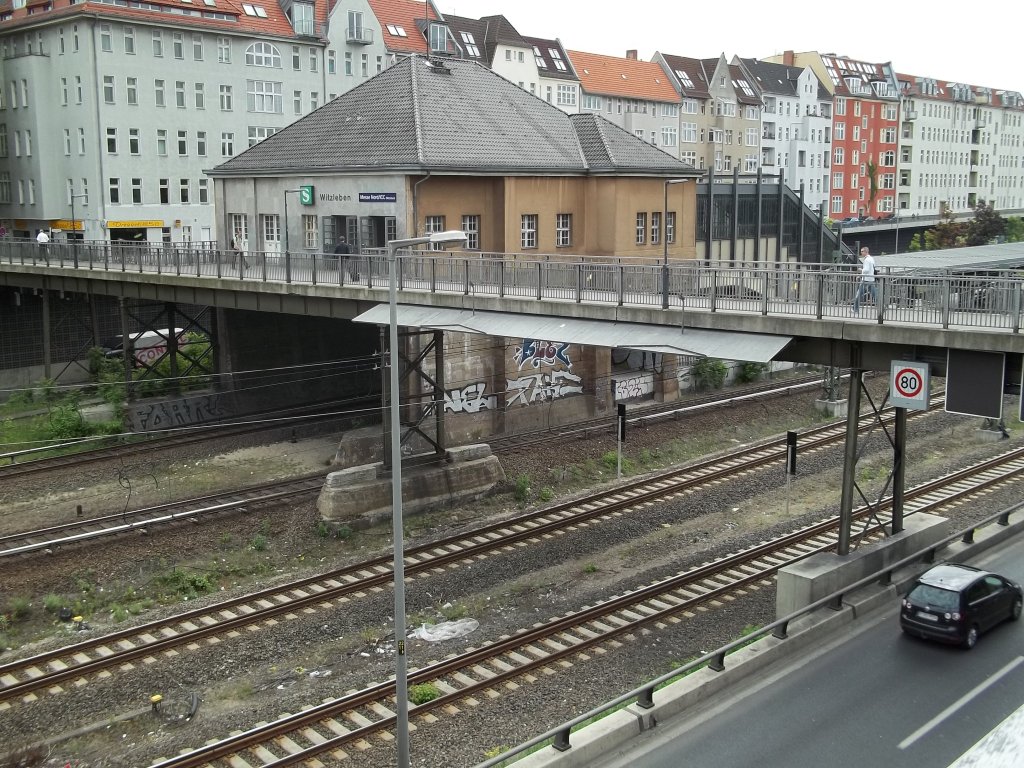 Messe Nord/ICC (frher  Witzleben ), Station der Ringbahn, Blick auf Nordzugang und Bahnsteig (19.05.2011)