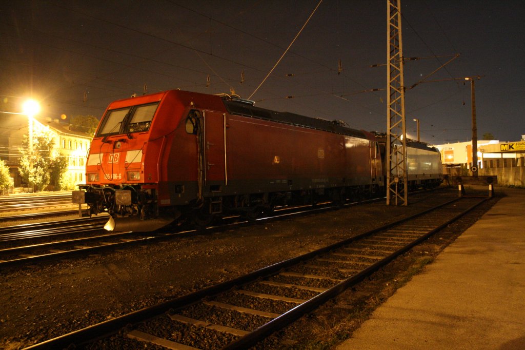 Messlok 185 406-6 steht am 14.9.2012 mit 186 184-8 Akiem im Bahnhof Kufstein. Gut zu sehen sind die Messkabel an der Lok zum Fhrerstand.