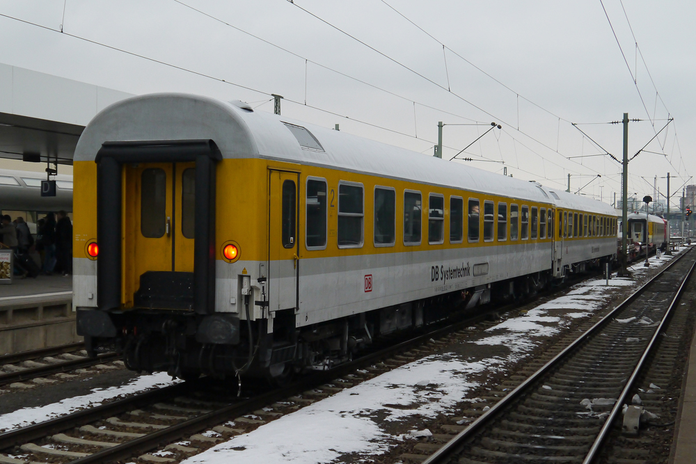 Messwagen gezogen von 110 169-0 im Mannheimer Hbf. (25.01.2013)