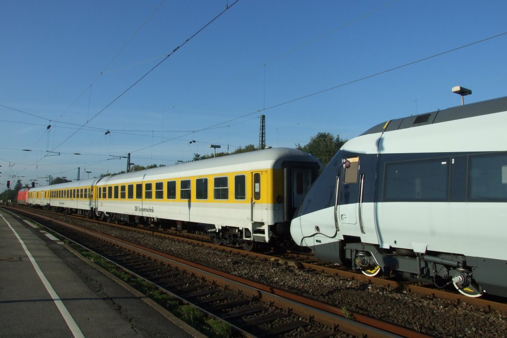 Messzug, gezogen von 101 049, durchquert den Bahnhof Brackwede mit einem mir unbekannten Fahrzeug im Schlepp. Wei� wer mehr? Das Testfahrzeug hatte keine Hoheitszeichen oder andere erkennbare Identifikationshinweise. 