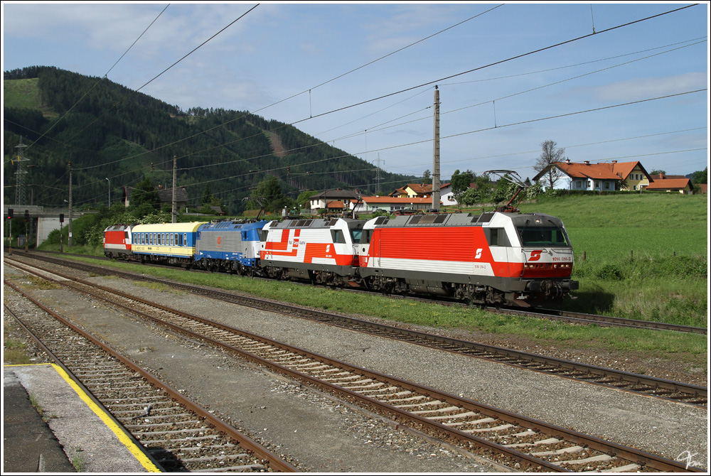 Messzug mit 1014 014 + 1014 011 Rail Cargo + CD 380 006 Skoda + CD Messwagen + 1014 003 bei der berstellfahrt als SLP 95556 von Knittelfeld nach Hohenau.Drei 1014er auf einem Zug wird es wahrscheinlich so schnell auch nicht mehr geben.LG an die Tfzf :O)   
Kraubath Juni 2011