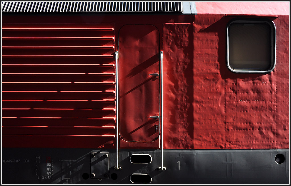 Metall, Licht- und Schatten - 

Die 143 159-2 im Licht der Morgensonne. 

Saarbrücken am 29.05.2011 (J)