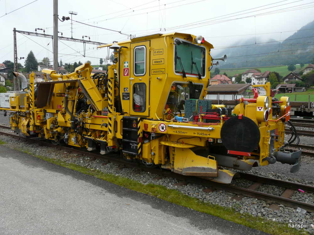 meterspurige Gleisunterhaltsmaschine MEVA02 auf den Geleisen der CJ im Bahnhof Tavannes am 30.09.2012