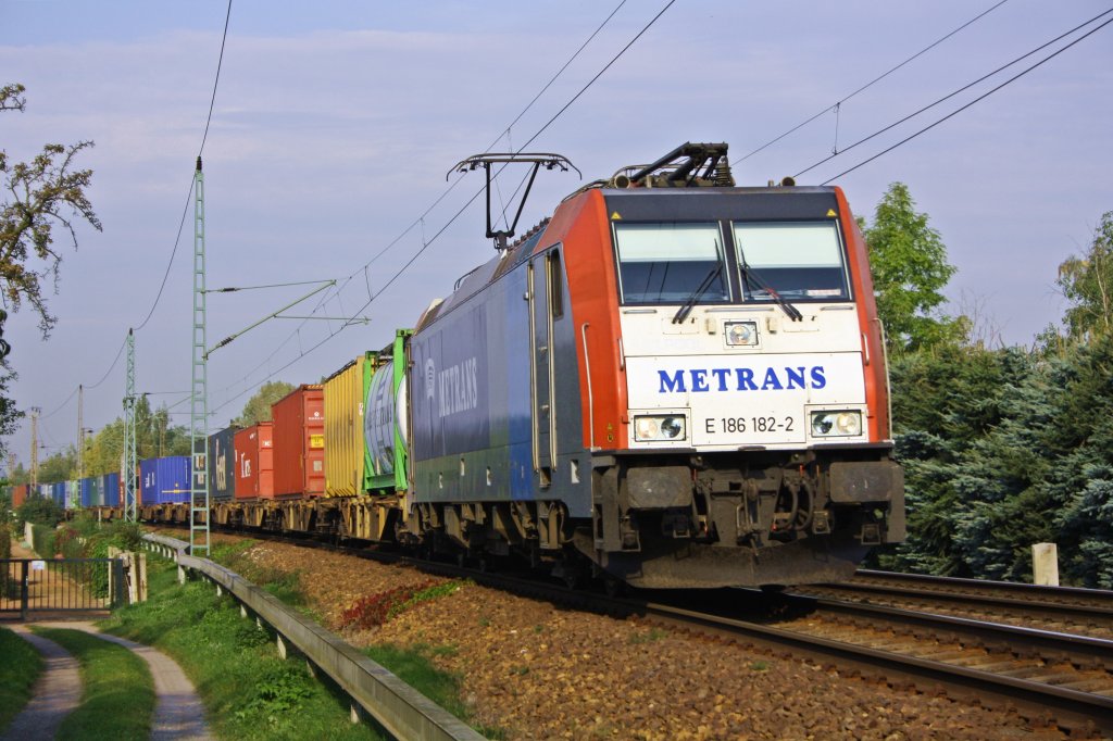 Metrans 186 182-2 von Railpool ist am 27.09.'11 mit einem Containerzug Richtung Dresden-Friedrichstadt unterwegs. Hier in Dresden-Stetzsch