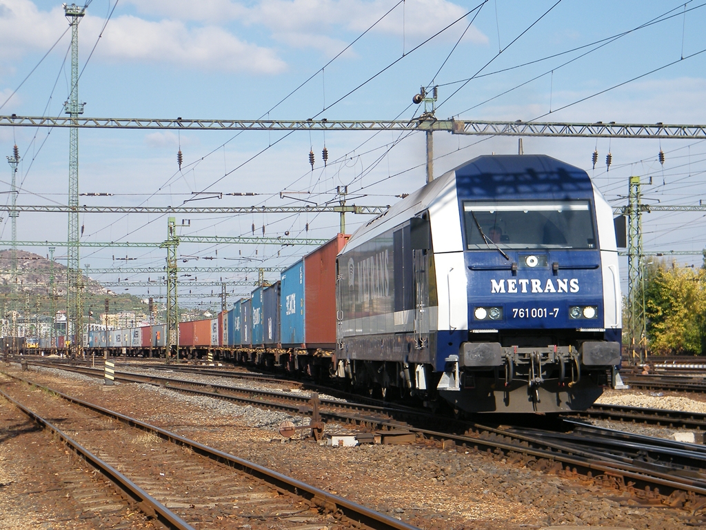 Metrans 761 001 fhrt aus Bahnhof Budapest-Kelenfld mit einem Containerzug aus Csepel-Szabadkiktő (Freihafen Csepel) nach Slowenien, am 15. 10. 2011. 