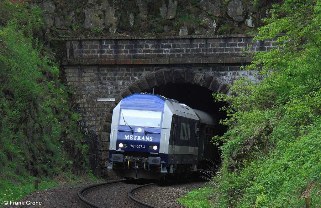 METRANS 761 007-4 vor Sonderzug Furth - Pilsen, ČD KBS 180 Furth im Wald - Domalice - Plzeň, fotografiert bei Ausfahrt aus dem Kpflesbergtunnel bei Furth kurz vor der Grenze zu Tschechien am 09.05.2013
