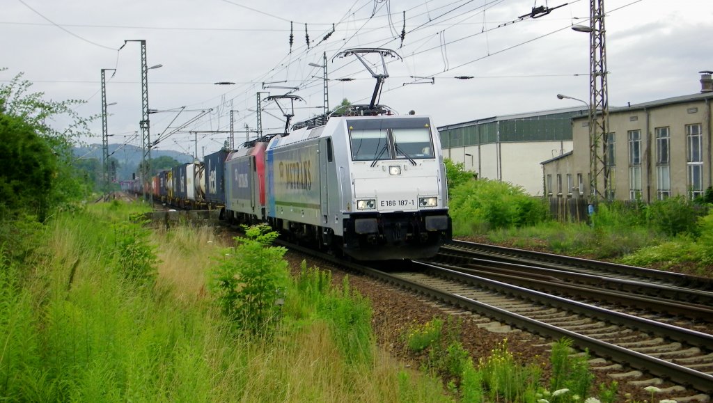 Metrans-Doppel an einem gemischten Gz mit der E 186 187-1 an der Spitze kurz vor dem Bahnbergang in Cossebaude (Sachsen)in Richtung Dresden, 14.7.12 