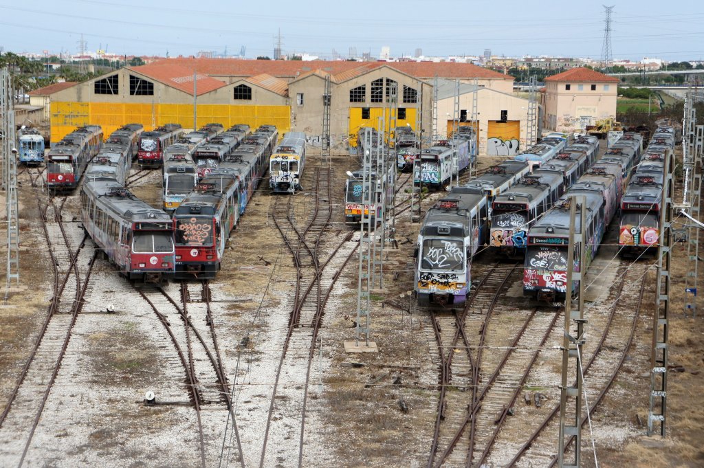 Metro / Tram Valencia: Ausgemusterte Metro-Wagen bzw. Metro- Baureihen, welche nicht mehr in Valencia verkehren. Aufgenommen im Mai 2013 in Torrent bei Valencia. 