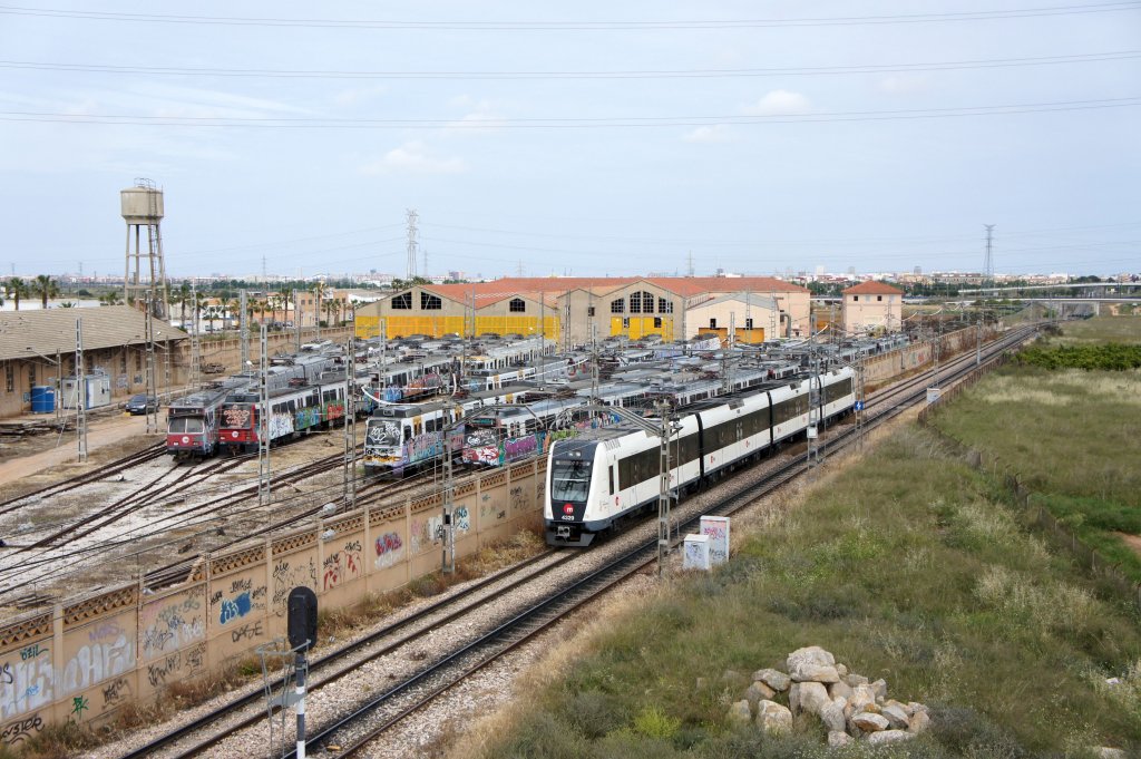 Metro / Tram Valencia: Metro- Wagen 4329 kurz vor Erreichen der Haltestelle Torrent. Links im Bild ausgemusterte Metro-Wagen bzw. Metro- Baureihen. Aufgenommen im Mai 2013. 