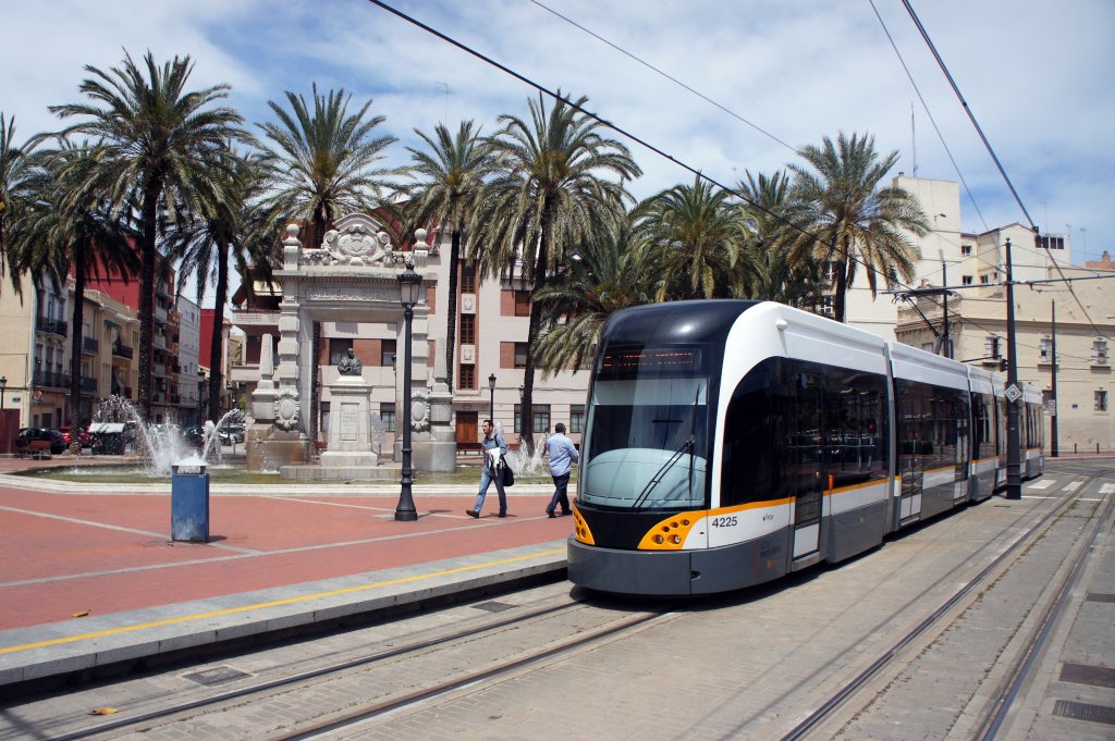 Metro / Tram Valencia: Straenbahn- Wagen 4225 an der Haltestelle Grau - Canyamelar. Aufgenommen im Mai 2013. 
