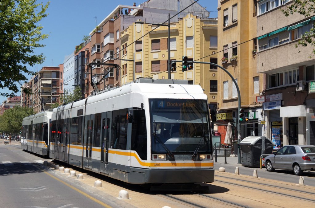 Metro / Tram Valencia: Straenbahn- Wagen 3803 in Doppeltraktion als Linie 4 nach Doctor Lluch in der Nhe der Haltestelle Benimaclet (einem Stadtteil im Norden Valencias). Aufgenommen im Mai 2013. 