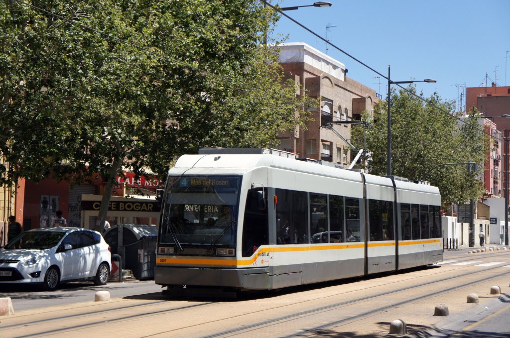 Metro / Tram Valencia: Straenbahn- Wagen 3807 als Linie 4 nach Mas del Rosari in der Nhe der Haltestelle Benimaclet (einem Stadtteil im Norden Valencias). Aufgenommen im Mai 2013. 
