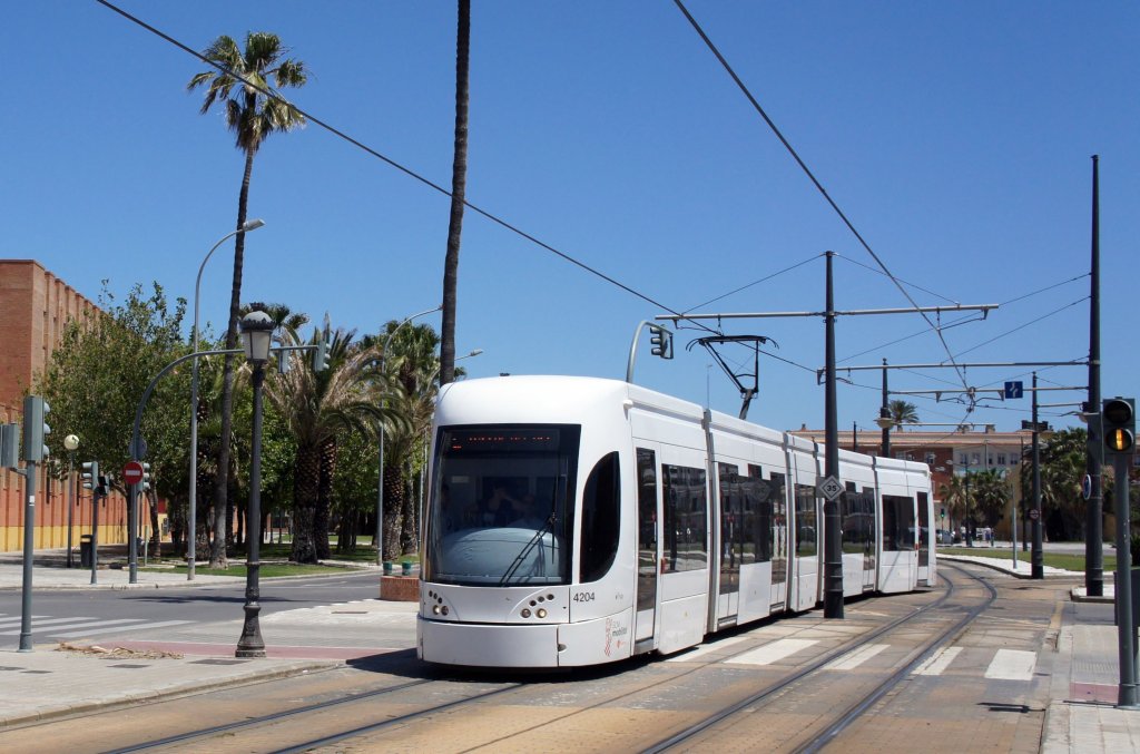 Metro / Tram Valencia: Straenbahn- Wagen 4204 als Linie 6 nach Tossal del Rei in der Nhe der Haltestelle La Cadena (am Strand von Valencia). Aufgenommen im Mai 2013. 