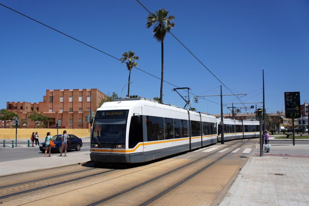 Metro / Tram Valencia: Straenbahn- Wagen 3806 in Doppeltraktion als Linie 4 nach Mas del Rosari in der Nhe der Haltestelle La Cadena (am Strand von Valencia). Aufgenommen im Mai 2013. 