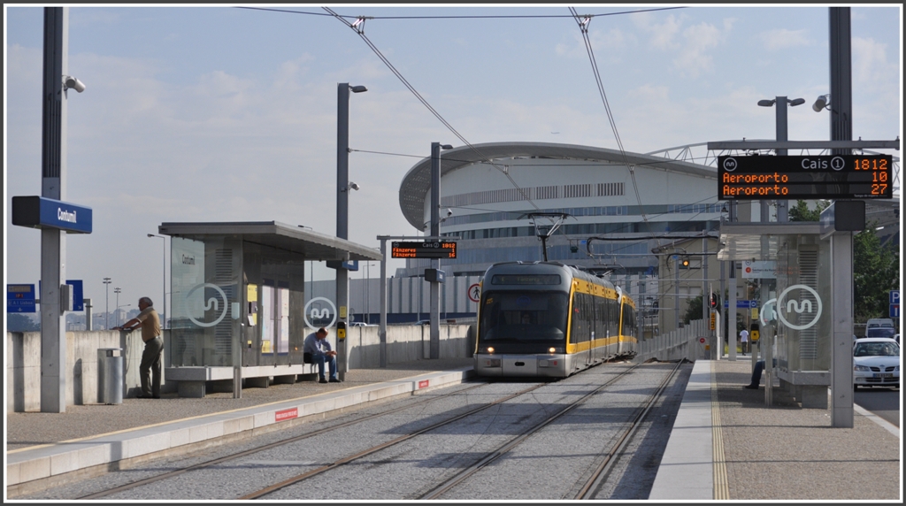 Metro do Porto in Contumil. Im Hintergrund ist das Estadio do Drago zu sehen. (13.05.2011)