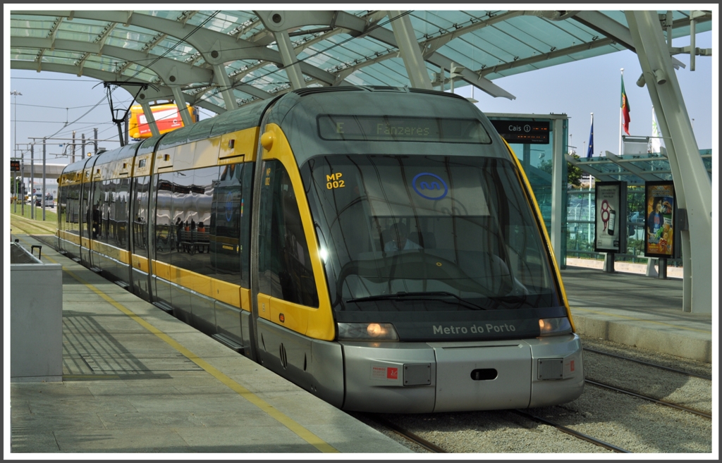 Metro do Porto. MP002 wartet am Flughafen auf die Abfahrtszeit, die alle 20 Minuten erfolgt. (13.05.2011)