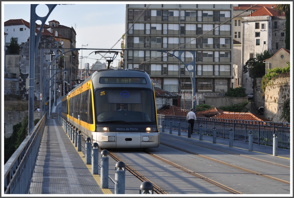 Metro do Porto. MP019 in Doppeltraktion hat soeben den unterirdischen Innenstadtteil verlassen und berquert auf der Stahlbrcke von Gustave Eiffel den Douro. (14.05.2011)
