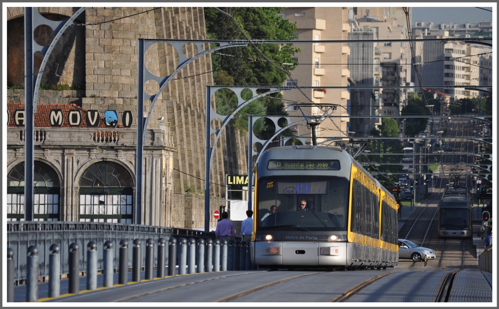 Metro do Porto. MP057 der Linie D nach Hospital S�o Jo�o �berquert soeben den Douru auf der Ponte Luis I. (14.05.2011)