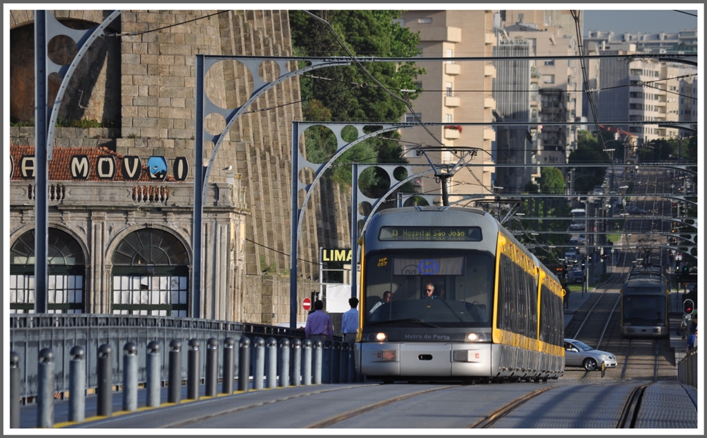 Metro do Porto. MP057 der Linie D nach Hospital So Joo berquert soeben den Douru auf der Ponte Luis I. (14.05.2011)
