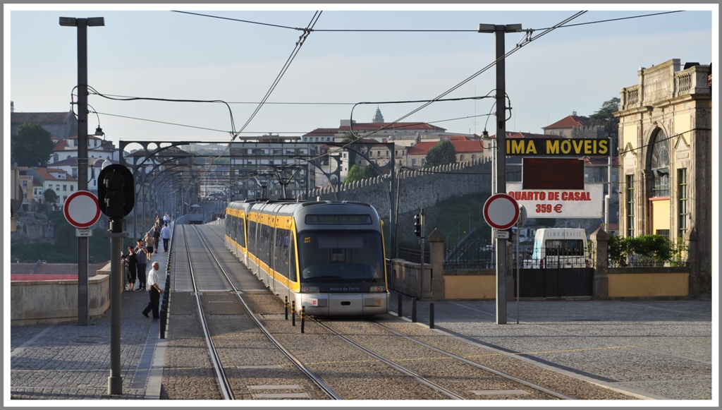 Metro do Porto. Nur die Metro darf �ber die Ponte Dom Luis I fahren. Ansonsten bleibt das Wahrzeichen von Porto den Fussg�ngern vorbehalten. Am Ende der Br�cke erkennt man den Tunneleingang zum unterirdischen Teil der Metro quer durch die Innenstadt.(14.05.2011)