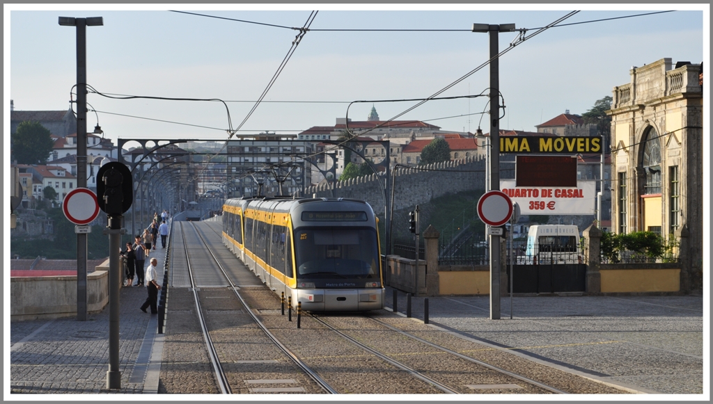 Metro do Porto. Nur die Metro darf ber die Ponte Dom Luis I fahren. Ansonsten bleibt das Wahrzeichen von Porto den Fussgngern vorbehalten. Am Ende der Brcke erkennt man den Tunneleingang zum unterirdischen Teil der Metro quer durch die Innenstadt.(14.05.2011)