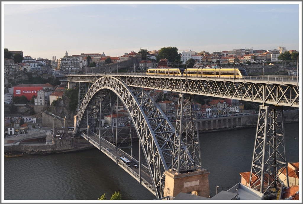 Metro do Porto. Zwischen Porto und Vila Nova de Gaia �berspannt die Ponte Dom Luis I den Douro. Das obere Stockwerk ist f�r die Linie D der Metro und Fussg�nger reserviert, auf der unteren Ebene fahren die Autos und auch Fussg�nger k�nnen dort den Stadtteil wechseln. (14.05.2011)