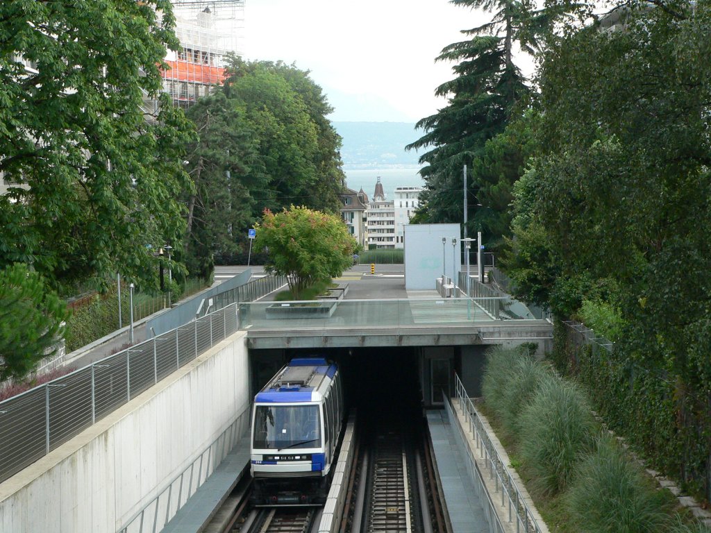 Metro der Linie m2 in Richtung Epalinges-Croisettes in einem kurzen freien Zwischenabschnitt nahe Ouchy. Die Metrolinie m2 ist recht neu, sie greift wegen der Steigungen auf das bekannte Pariser Modell der schienengefhrten Gummibereifung zurck. 30.7.2011