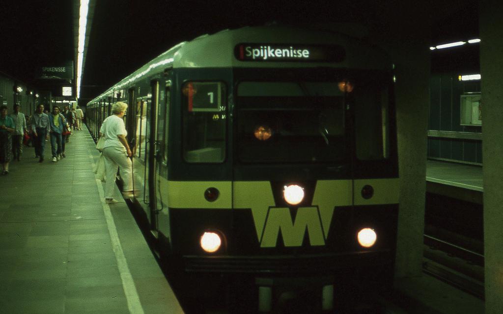 Metro Rotterdam Linie 1 hlt am 15.7.1989 in der U-Bahn Station 
Churchillplain.