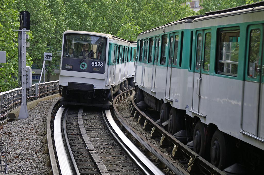 Metro-Triebwagen des Typs MP 73 mit - hier gut zu sehen - Gummireifen-Antrieb am 04.05.2011.