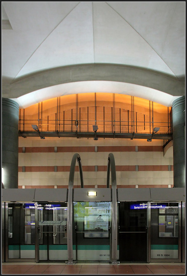 Metrokathedrale III - 

Detailansicht der Station  Bibliothèque François Mitterrand  der Linie 14 in Paris. Von 1999 bis 2007 endete die Linie 14 hier. 

21.07.2012 (M)