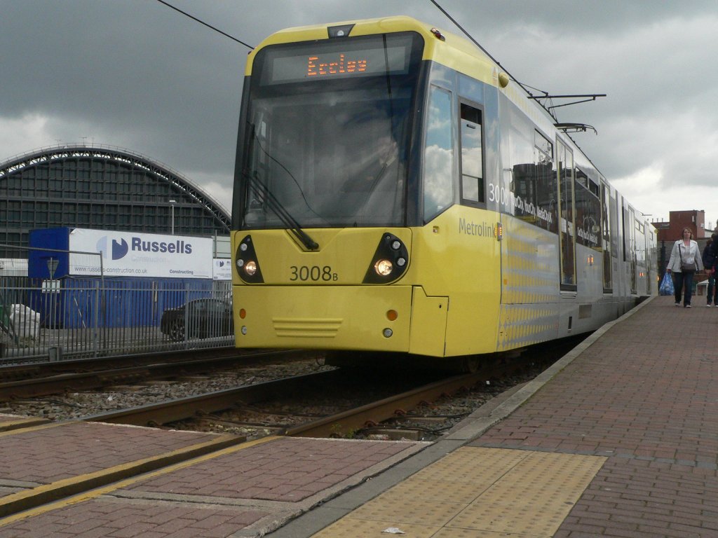 Metrolink Manchester - Wagen 3008 (Flexity Swift) als Tram in Richtung Eccles in Deansgate Castlefield. In dieser Gegend gab es die ersten Industriefabriken, hier wurde u.a. die erste Dampflok der Welt gebaut. Das kostenlos zug�ngliche Museum of Science and Industry (MOSI) liegt in der N�he dieser Station. Manchester, 14.4.2012