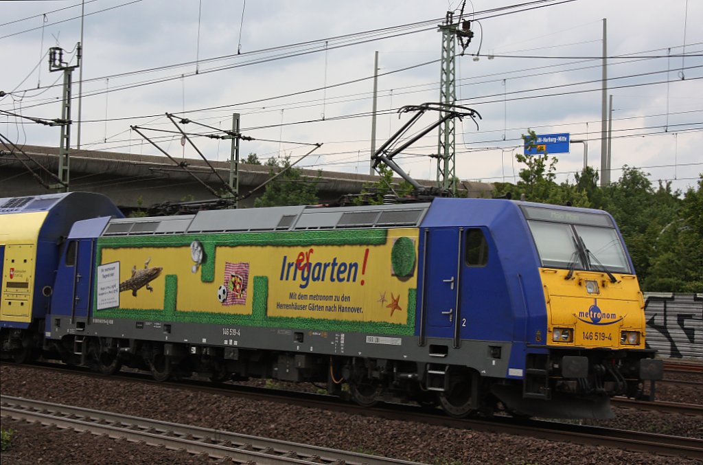 Metronom 146 519 schiebt am 31.7.12 ihren RE in den Bahnhof Hamburg-Harburg.