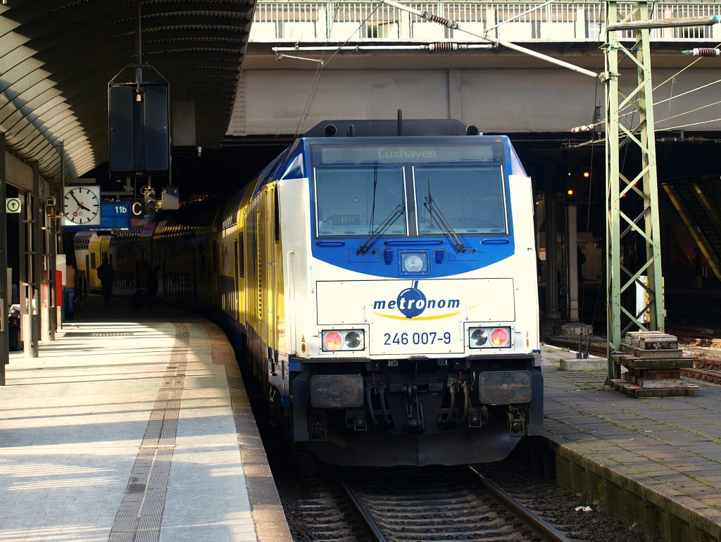 Metronom 246 007-9 schiebt auf dem Weg nach Cuxhafen eine Dosto-Garnitur am 21.03.2010 in den Hamburger Hauptbahnhof.
