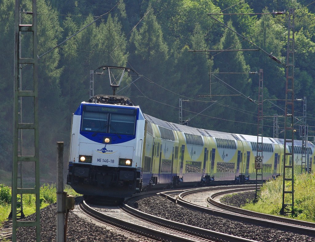 Metronom nach Gttingen, gezogen von ME146-18, legt sich bei Freden(Leine) in die Kurve. Aufgenommen am 20.07.2010.